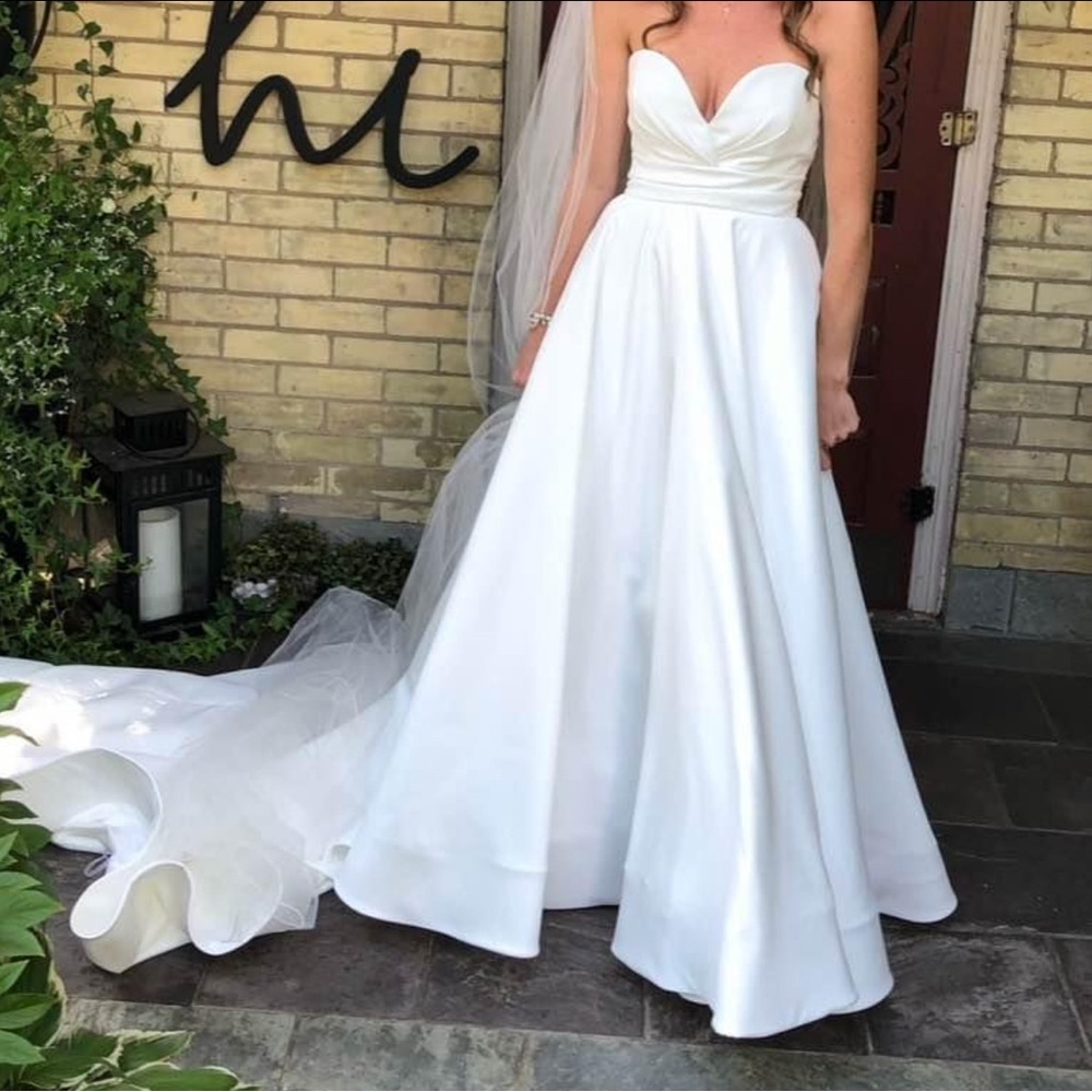 Elegant White Gown..Rita Vinieris (Kleinfeld) size 4 paid 3600$ selling for 500$ - Picture 3 of 4